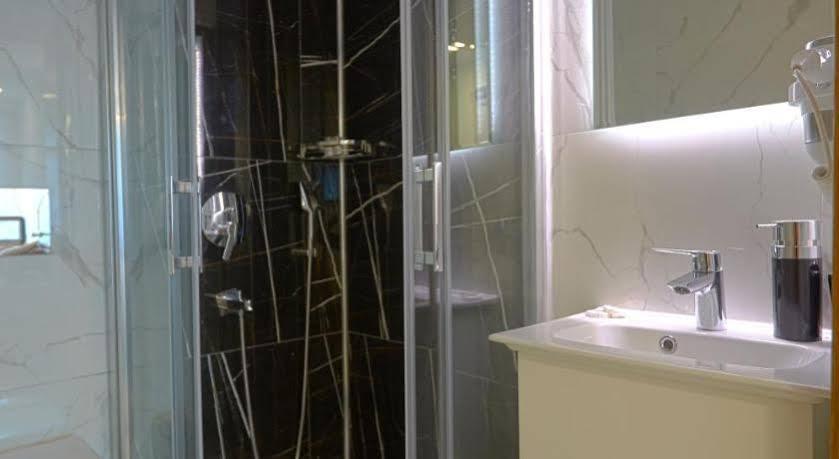Kartal Palace Taksim Square FAMİLY HOTEL Istanbul Bagian luar foto